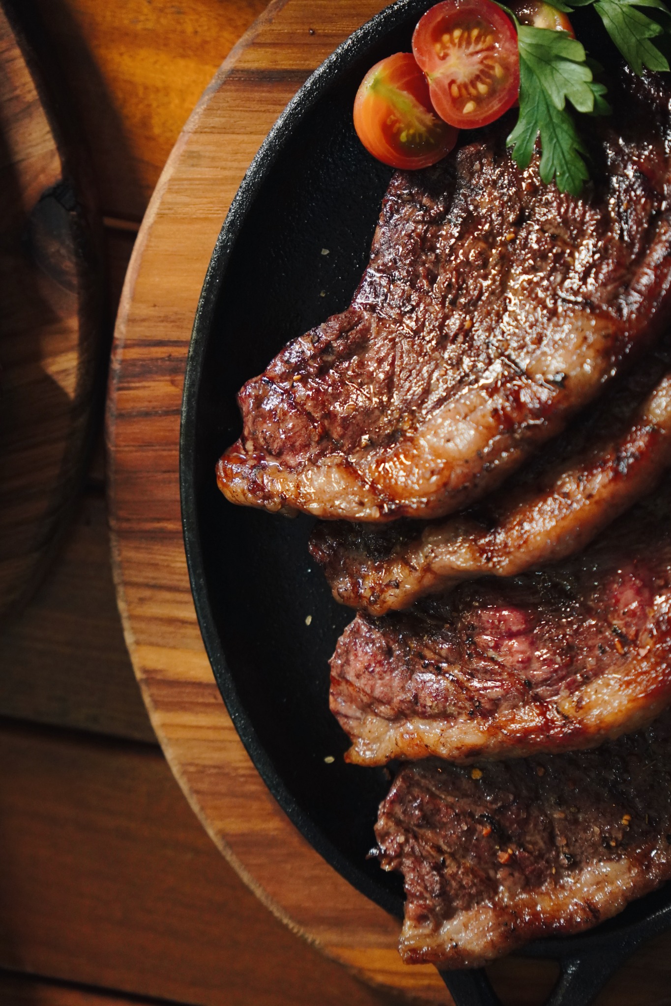 Cortes de carne dourados na chapa
